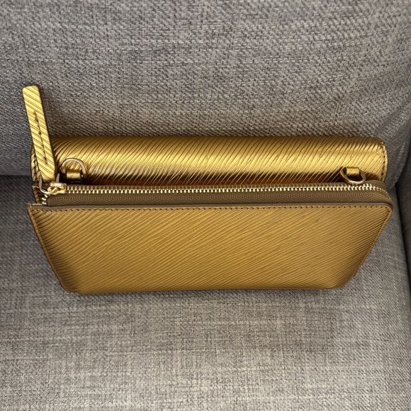 TUMI Belden Sling Crossbody Wallet Gold Leather - Picture 3 of 8